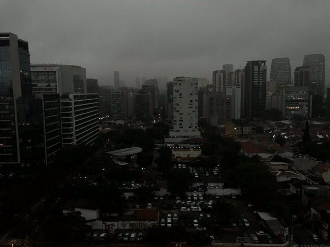 Bụi khói do cháy rừng bao phủ thành phố Sao Paolo, Brazil vào thứ Hai vừa qua.