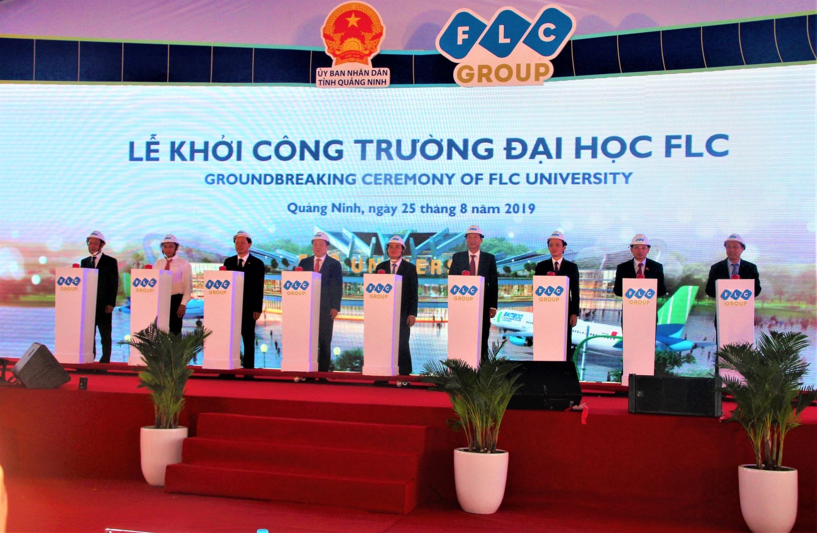 Các đại biểu nhấn nút khởi công đại học FLC. Ảnh Lê cường