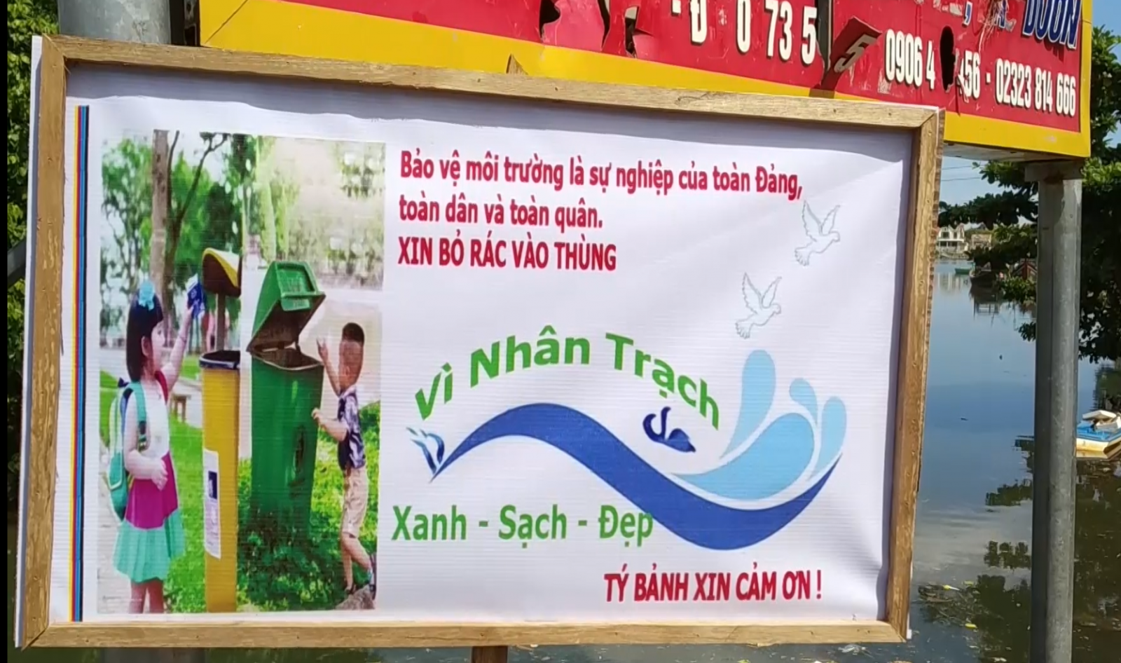 băng rôn được anh Tý treo lên nhằm kêu gọi mọi người cùng chung tay bảo vệ môi trường.