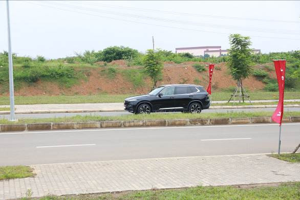 Không chỉ dễ dàng đạt tốc độ 100km/h, “tay lái” 94 tuổi đã hoàn toàn làm chủ chiếc xe với những pha tăng tốc, vào cua... vô cùng chuẩn xác.