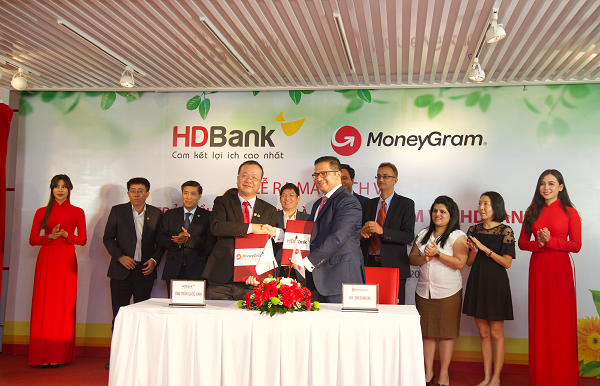 Ông Trần Quốc Anh-Giám đốc Khối khách hàng Cá nhân HDBank cùng ông 1.Ông Sheshagiri (Sukesh) Malliahp/- Giám đốc Tiểu lục địa Ấn Độ, Malaysia & Đông Dương ký kết hợp tác cung ứng dịch vụ chi trả kiều hối tại nhà trước sự chứng kiến của quan khách và đại diện Lãnh đạo 2 tổ chức.