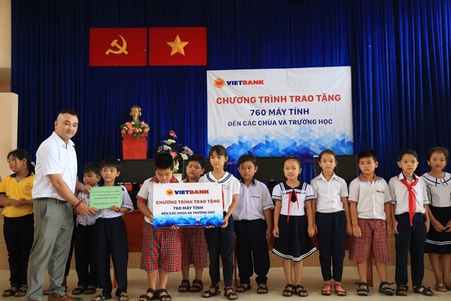 Ông Nguyễn Nguyên Hoàng – Phó Giám đốc Trung tâm Marketing Vietbank Chi trao máy tính đến các trường học tại huyện Cần Giờ