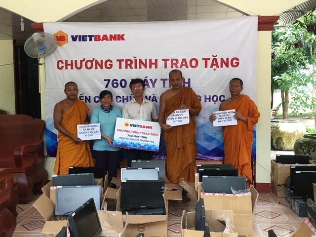 Ông Nguyễn Hải Thọ - GĐ Vietbank Chi nhánh An Giang trao máy tính đến các chùa và trường học tại tỉnh An Giang.