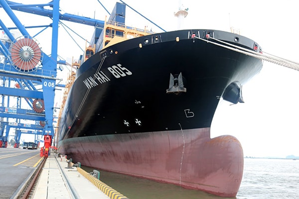 p/Tàu Wan Hai 805 có sức chở 11.923 TEU, trọng tải 132.000 DWT, chiều dài 330m cập cảng HICT. Ảnh: Thanh Tân.