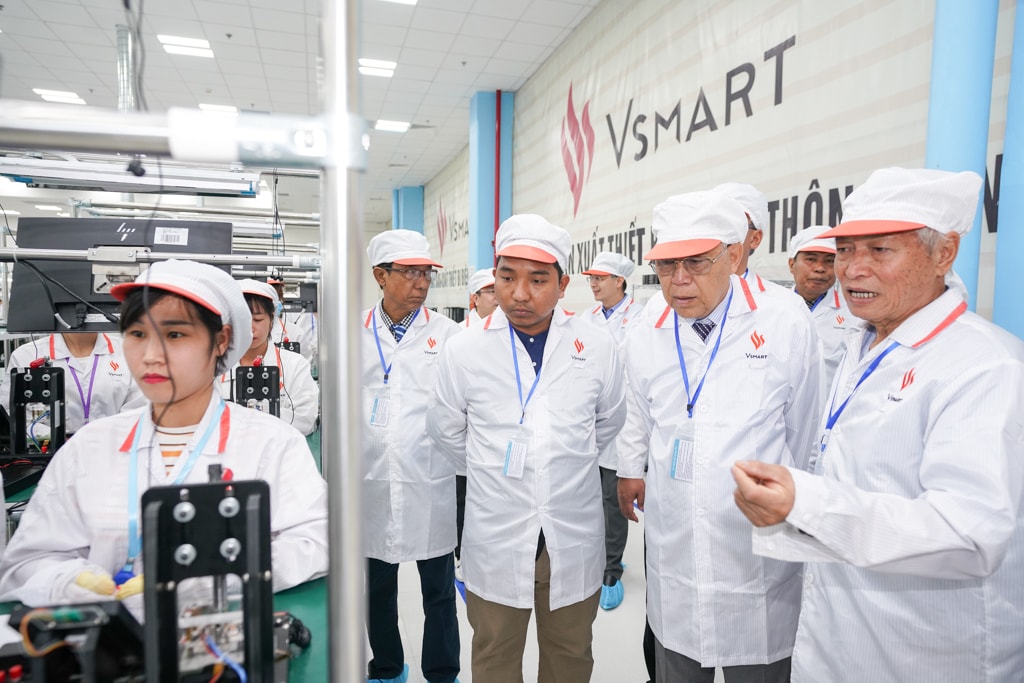 Các trang thiết bị, máy móc của VinSmart ứng dụng công nghệ tiên tiến trên thế giới như dây chuyền hàn dán linh kiện SMT, dây chuyền kiểm tra bo mạch tự động dùng công nghệ của Mỹ, Đức, Nhật Bản.