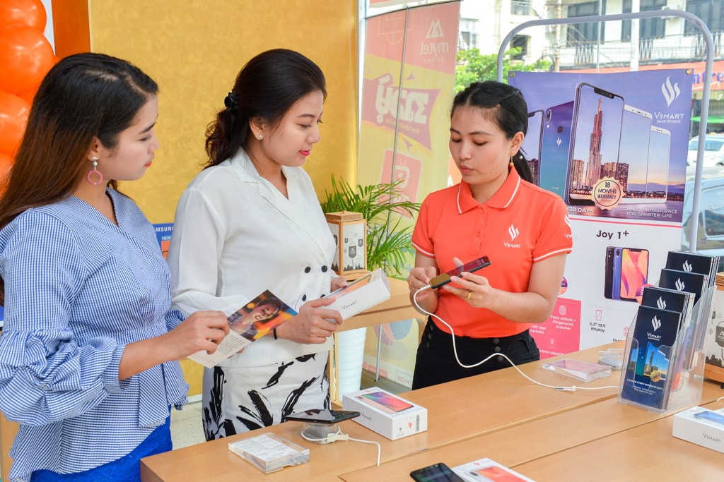 Myanmar là thị trường châu Á đầu tiên mà Công ty VinSmart chính thức phân phối sản phẩm và đã được đông đảo người dân bản xứ đón nhận. Cụ thể, từ tháng 5/2019, các sản phẩm Vsmart sẽ được phân phối thông qua gần 1.500 cửa hàng của nhà bán lẻ điện tử tiêu dùng và kinh doanh đa ngành hàng đầu tại Myanmar là Công ty Strong Source. Qua Strong Source, Vsmart đồng thời hợp tác với 2 nhà bán lẻ lớn (phân phối trực tiếp và trực tuyến) tại Myanmar là Mytel (Viettel) và Shop.com.mm (Alibaba). 