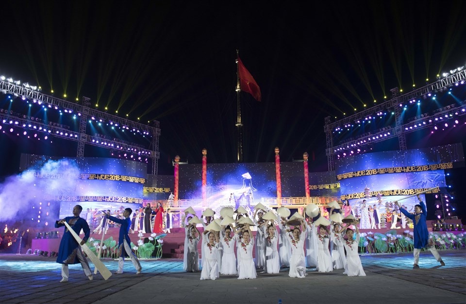 Dù là một biểu tượng thành công tại Việt Nam nhưng bản thân những người làm Festival Huế cũng phải thừa nhận việc tổ chức vẫn còn nhiều khâu “chưa chuyên nghiệp”.