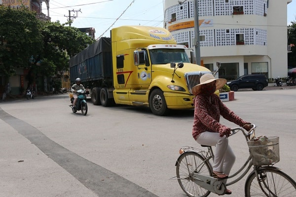 xe táº£i cÃ³ táº£i trá»ng lá»n, xe container di chuyá»n qua Äá»a bÃ n thá» xÃ£