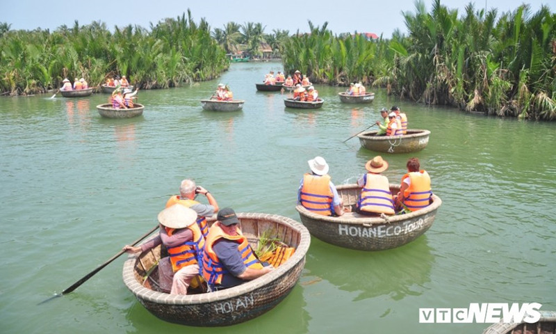 Rừng dừa nước Bảy Mẫu trở thành điểm đến ưa thích của khách du lịch trong nhiều năm gần đây.