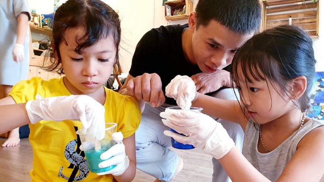 Vũ Duy Thành dạy vẽ cho trẻ em Ảnh: Mỹ Quyên