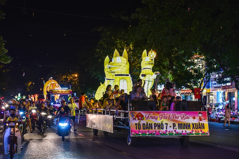 Những ngày này, thành phố Tuyên Quang đã thu hút nhiều du khách cùng tham gia diễn diễu các mô hình đèn Trung thu