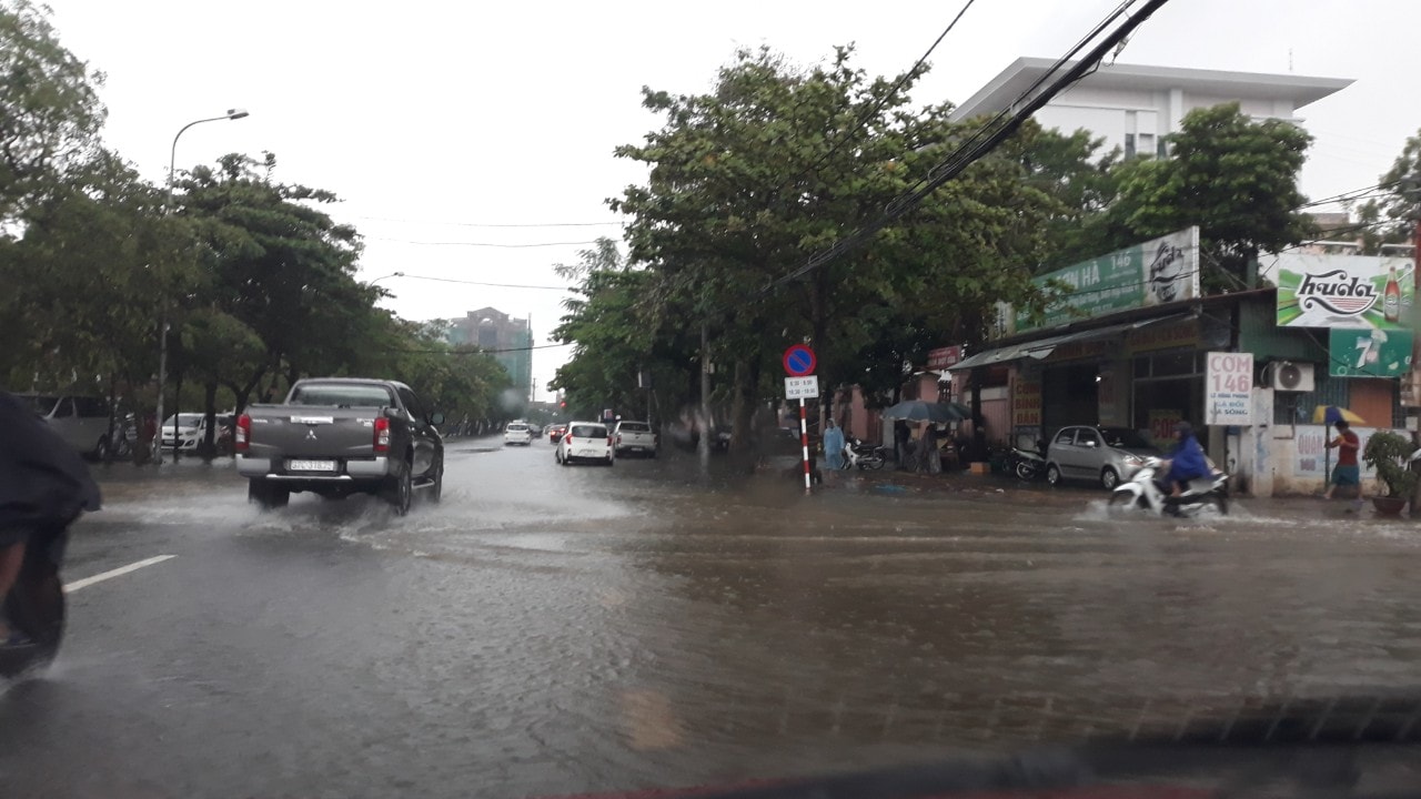 Nhiều tuyến đường nội độ trên địa bàn TP Vinh đã xảy ra hiện tượng ngập cục bộ trong sáng nay khiến các phương tiện tham gia giao thông cũng không thể di chuyển qua lại