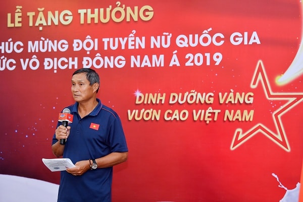 HLV trưởng Mai Đức Chung phát biểu cảm ơn và thay mặt đội tuyển thể hiện quyết tâm sẽ thi đấu hết mình vì màu cờ sắc áo, đáp lại sự tin tưởng của người hâm mộ nước nhà.