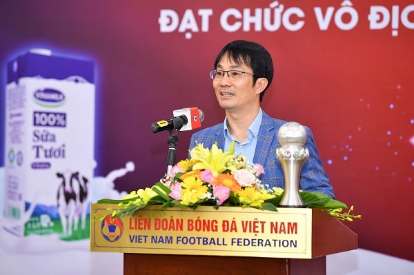 Ông Phan Minh Tiên phát biểu chúc mừng đội tuyển đã đạt thành tích xuất sắc tại Giải vô địch Bóng đá nữ Đông Nam Á 2019.