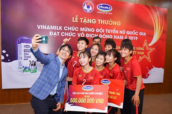 Các “cô gái vàng” và HLV Mai Đức Chung vui vẻ chụp ảnh “selfie” cùng đại diện Vinamilk.