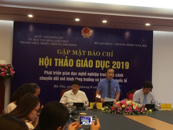 ông Phạm Tất Thắng, Phó Chủ nhiệm Ủy ban Văn hóa, Giáo dục, Thanh thiếu niên và Nhi đồng của Quốc giới thiệu vềHội thảo Giáo dục 2019 (VEC 2019). Ảnh: Nguyễn Việt 