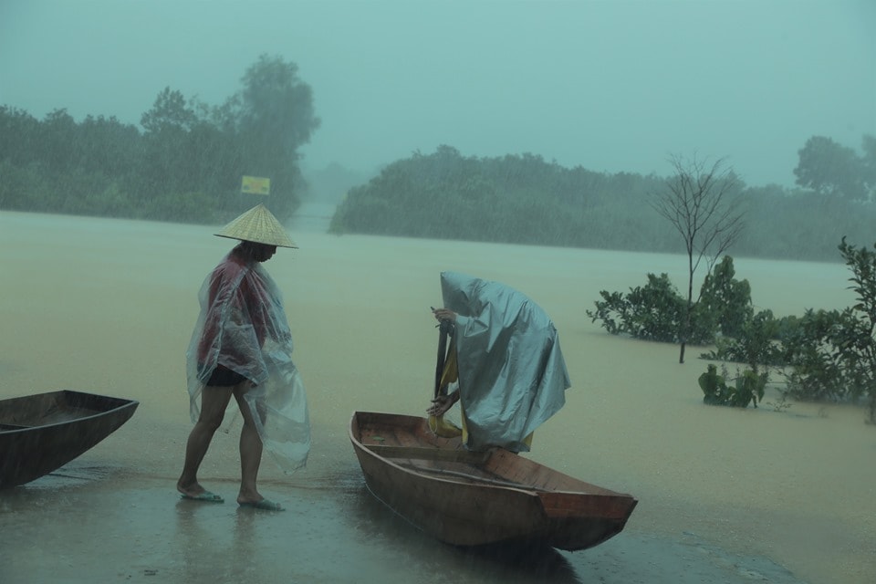 Nhiều tuyến đường bị chia cắt khiến việc di chuyển đi lại của người dân gặp khó khăn