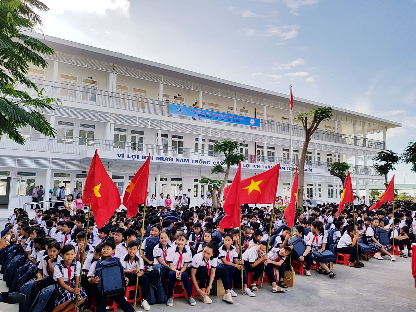 Trường được Tập đoàn Trung Nam đầu tư tài trợ xây dựng đồng bộ trên diện tích hơn 9.558m2 với tổng kinh phí hơn 66 tỷ đồng, quy mô phục vụ 1.250 học sinh