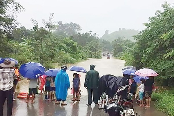  Người dân của 3 xã thuộc huyện Hướng Hóa, Quảng Trị bị chia cắt với bên ngoài vì mưa lũ nhiều ngày nay..p/