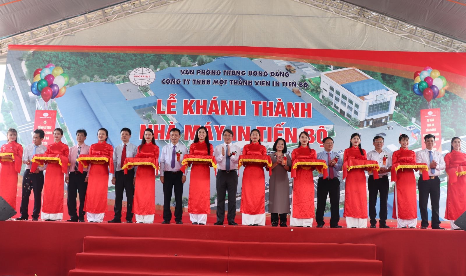 Cắt băng khánh thành nhà máy