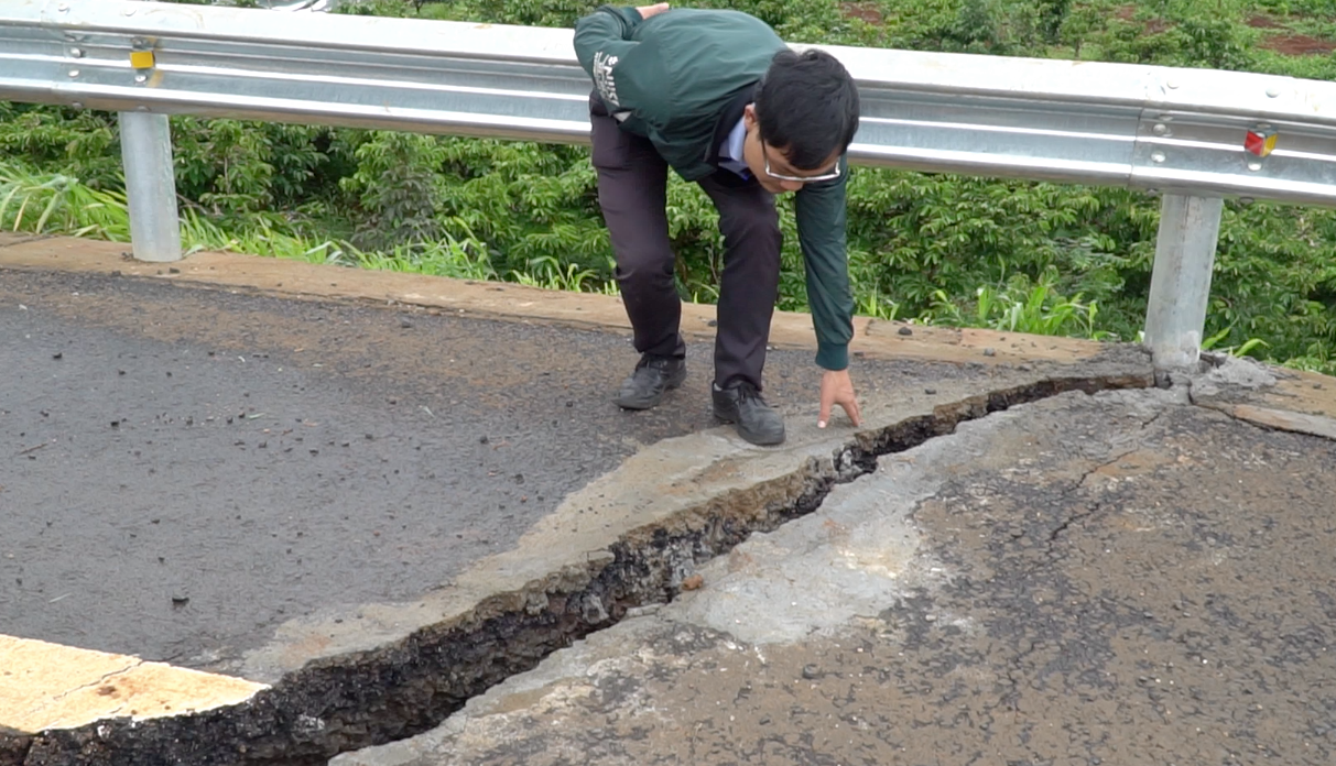 Vết nứt được trám xi măng trước khi bị trời xuất hiện mưa nhiều