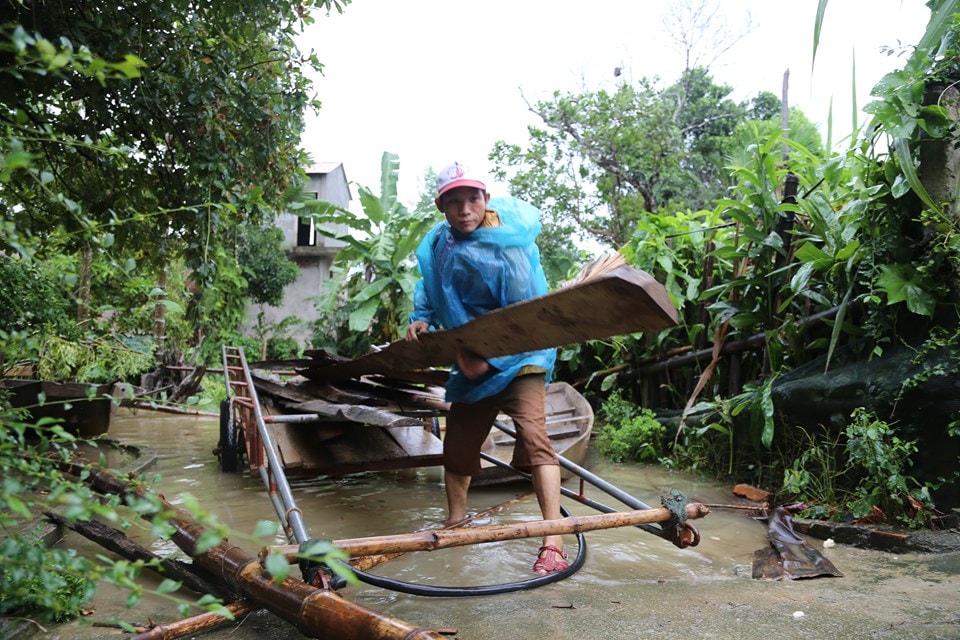 Người dân di dời tài sản lên chỗ cao để đảm bảo an toàn