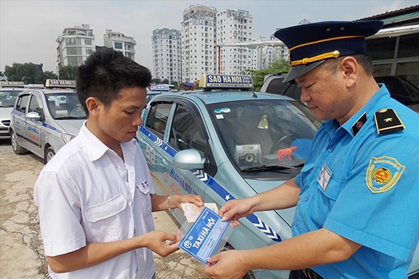 p/Quy định màu sắc taxi có thể giúp công tác quản lý của các lực lượng chức năng dễ hơn song sẽ khiến doanh nghiệp phát sinh chi phí và làm mất thương hiệu, hình ảnh của doanh nghiệp.p/Ảnh: T.Đảng