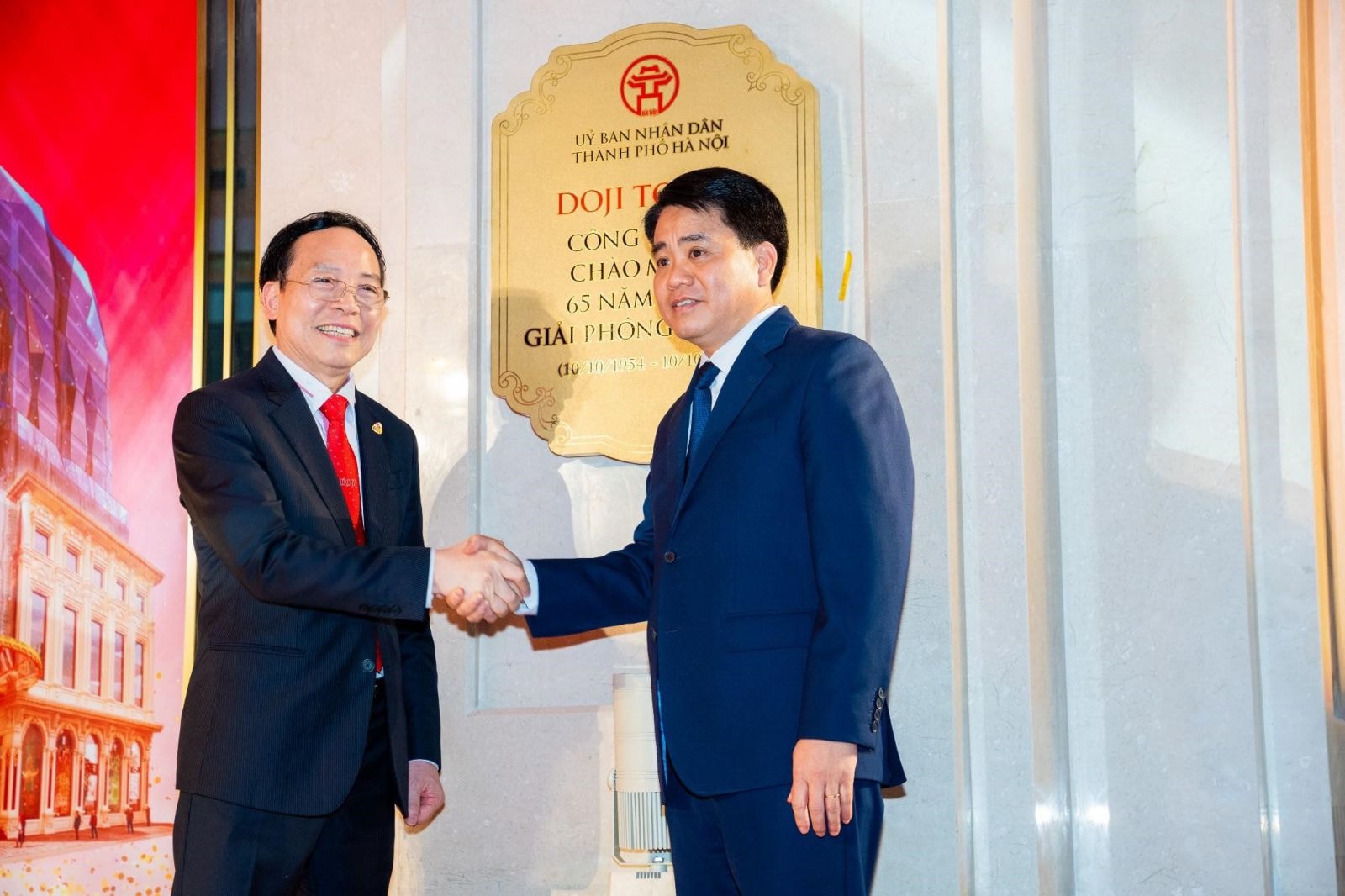 Nghi thức gắn biển đồng Công trình trọng điểm chào mừng 65 năm Ngày Giải phóng Thủ đô cho Tòa nhà DOJI Tower được tiến hành trang trọng trong niềm hãnh diện tự hào của Tập đoàn DOJI và của đông đảo người dân Hà Nội