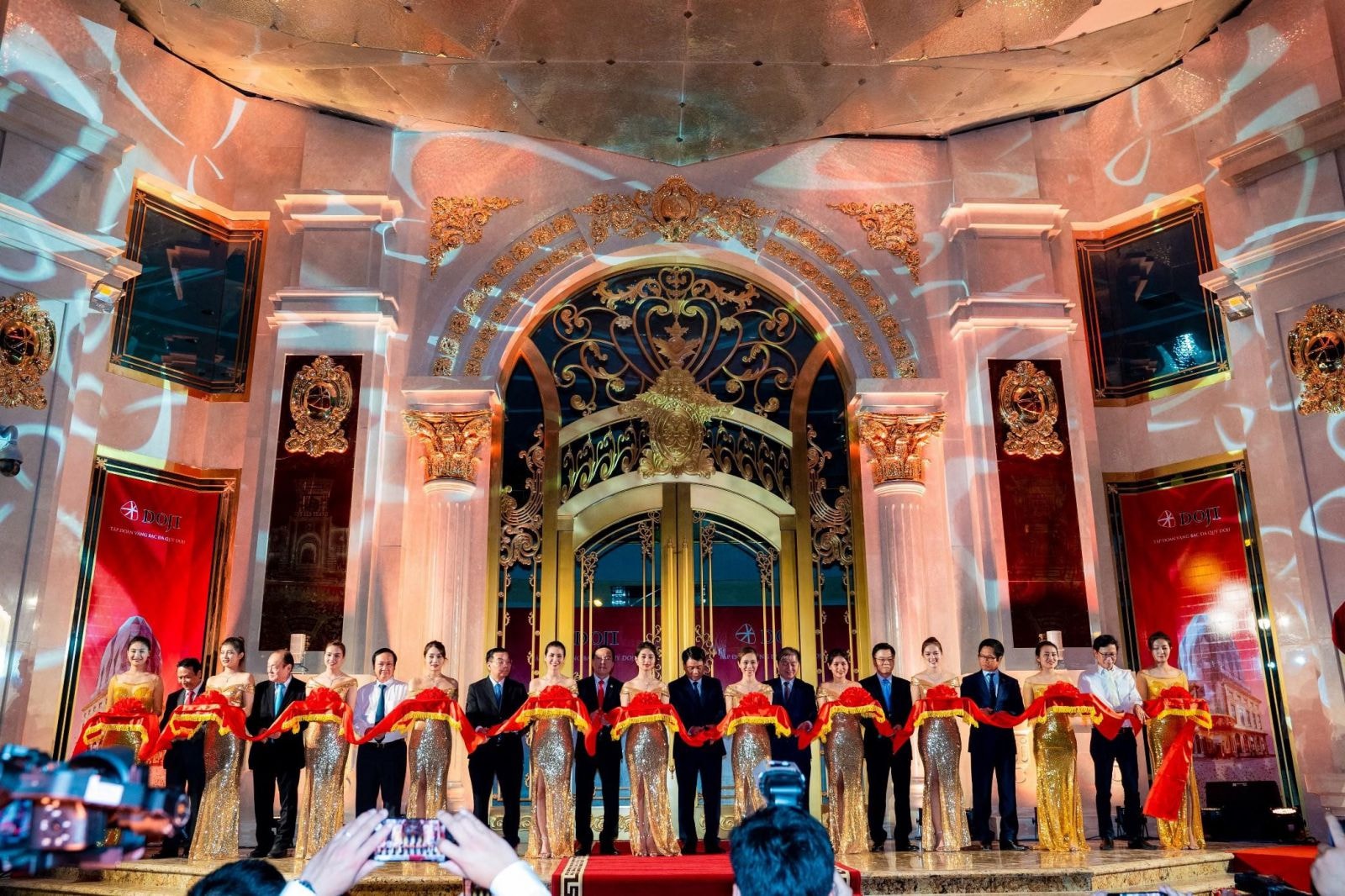 Tối 6/9/2019, tại Hà Nội, sự kiện Khánh thành DOJI Tower diễn ra vô cùng long trọng với sự tham dự của các đại diện Bộ, Ban, Ngành Trung Ương và địa phương. 