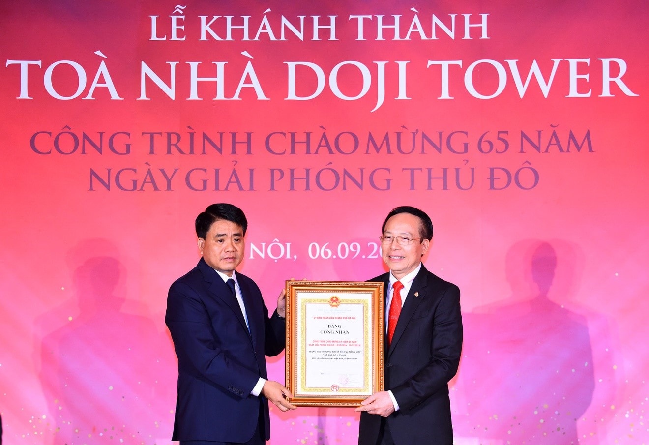 Ghi nhận và đánh giá cao nỗ lực của là Tập đoàn Vàng bạc đá quý DOJI khi hoàn thành công trình Tòa nhà DOJI Tower, Chủ tịch UBND TP. Hà Nội trao chứng nhận Tòa nhà DOJI Tower là công trình tiêu biểu Chào mừng 65 năm Ngày Giải phóng Thủ đô. Chủ tịch Hội đồng Sáng lập Tập đoàn – Ông Đỗ Minh Phú vinh dự đại diện DOJI đón chứng nhận danh giá này