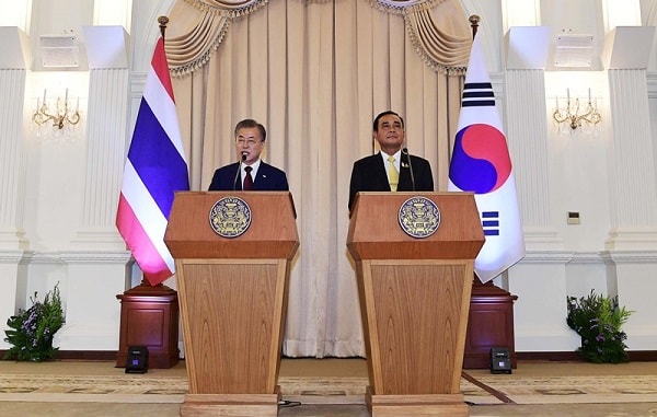 Tổng thống Hàn Quốc Moon Jae-in (trái) và Thủ tướng Thái Lan Prayuth Chan-o-cha 
