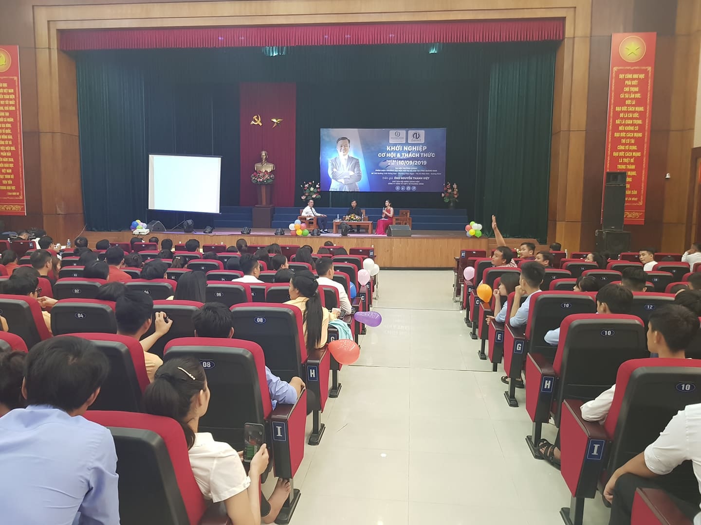 Gần 1,000 sinh viên Phân hiệu ĐH Nội Vụ tại Quảng Nam lắng nghe Shark Việt chia sẻ về kinh nghiệm và bí quyết khởi nghiệp. 