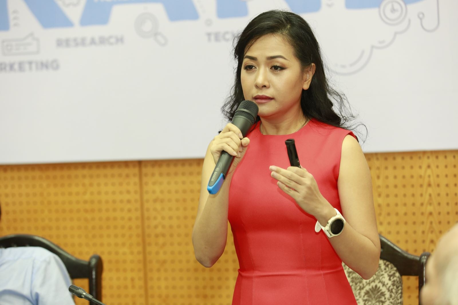 Bà Trần Uyên Phương, Phó tổng giám đốc Tập đoàn Tân Hiệp Phát tại tọa đàm.