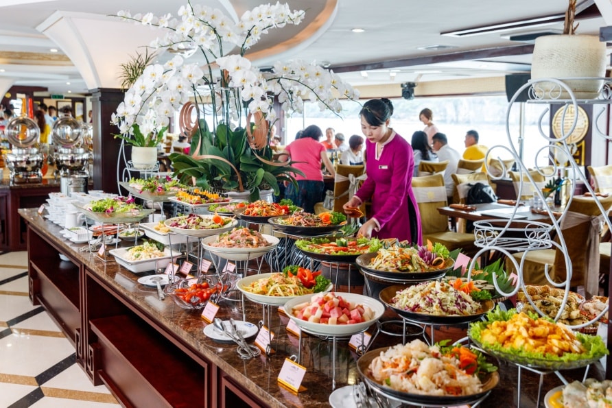 Tiệc buffet phong phú, đa dạng với đủ món ăn hải sản mang hương vị biển