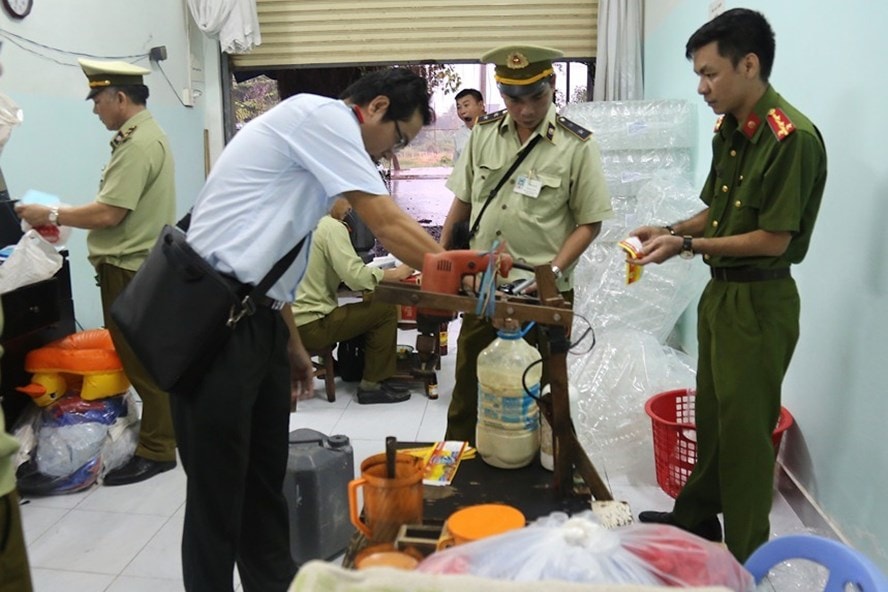 Cơ quan chức năng kiểm tra hộ kinh doanh Phúc Khang (Bình Dương). Ảnh: LAM THIÊN