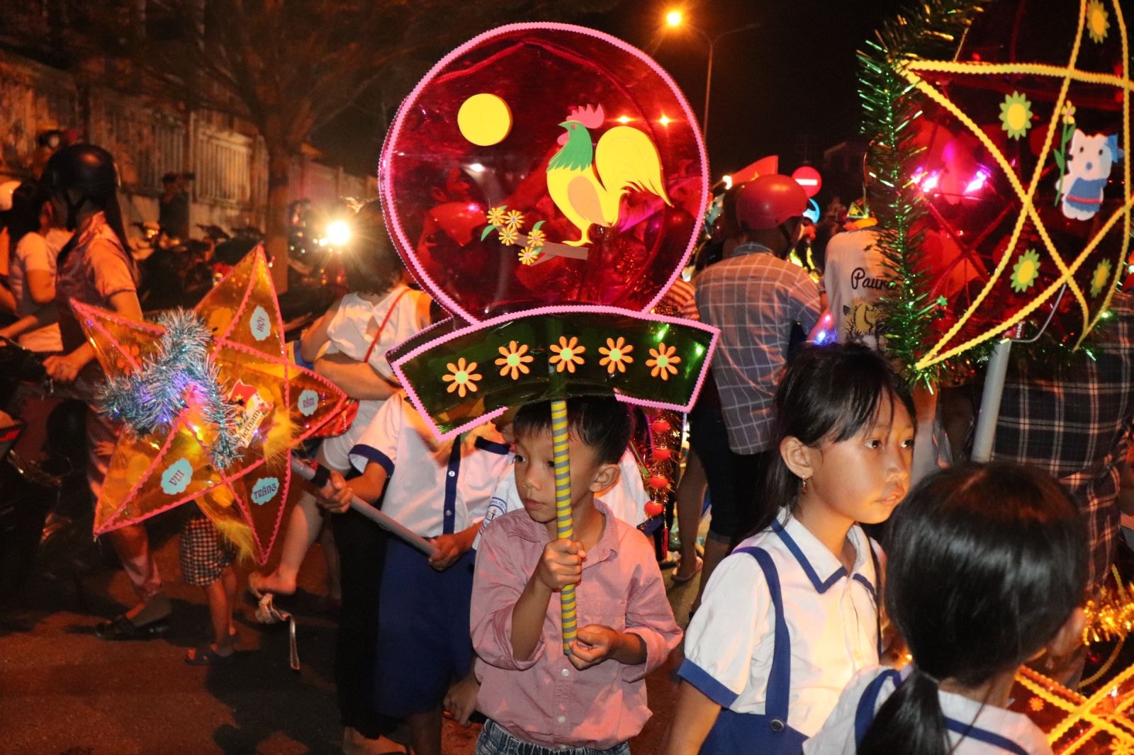 Những chiếc đèn lồng đủ hình dáng, màu sắc không thể thiếu được trong những dịp này