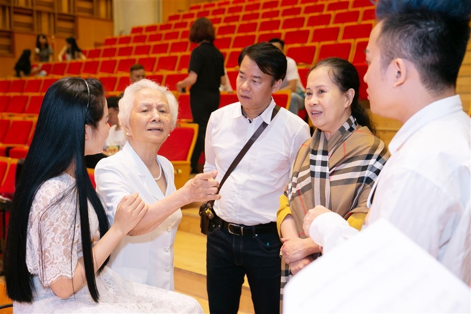 Mỗi buổi tập luyện, bà giáo Hồ Mộ La, cô giáo Thu Hằng, những người thầy đã tận tình hướng dẫn ca sĩ Phạm Thùy Dung từ những ngày đầu tiên theo đuổi dòng nhạc opera cũng có mặt. Họ chăm chú theo dõi, kịp thời đưa ra những góp ý thấu đáo cho cô trò nhỏ. Hơn ai hết, họ là người mong mỏi nhất được nhìn thấy học trò của mình thành công trong live concert quan trọng này.