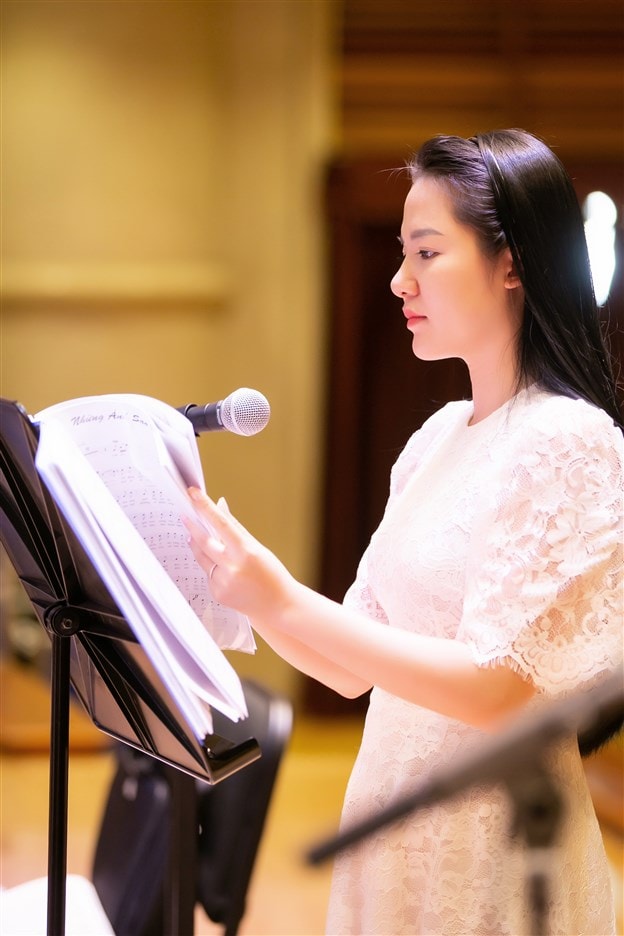 Diện trang phục giản dị đến buổi tập luyện, nữ ca sĩ có chất giọng soprano cao vút trong trẻo tập trung cao độ luyện thanh cho từng bài hát. Thoáng chút căng thẳng trên gương mặt, Phạm Thùy Dung chia sẻ, cô khá lo lắng cho sự kiện trọng đại của cuộc đời một ca sĩ. Nhưng cô tin rằng với sự giúp sức của một ekip chuyên nghiệp, “Trăng Hát” sẽ ghi một dấu ấn đẹp với khán giả.