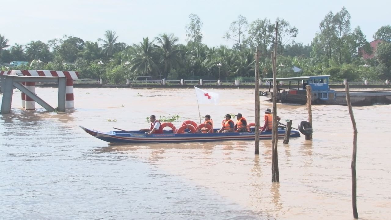 Các thành viên trong đội đi tuần trên sông kịp thời cứu giúp các phương tiện gặp nạn