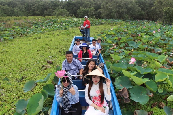 Du khách nao lòng Trà Sư mùa nước nổi 