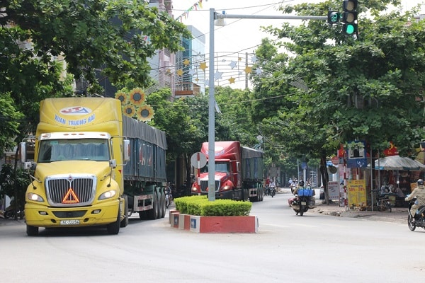 xe container đang lưu thông khu vực ngã 4, phường Quảng Yên.