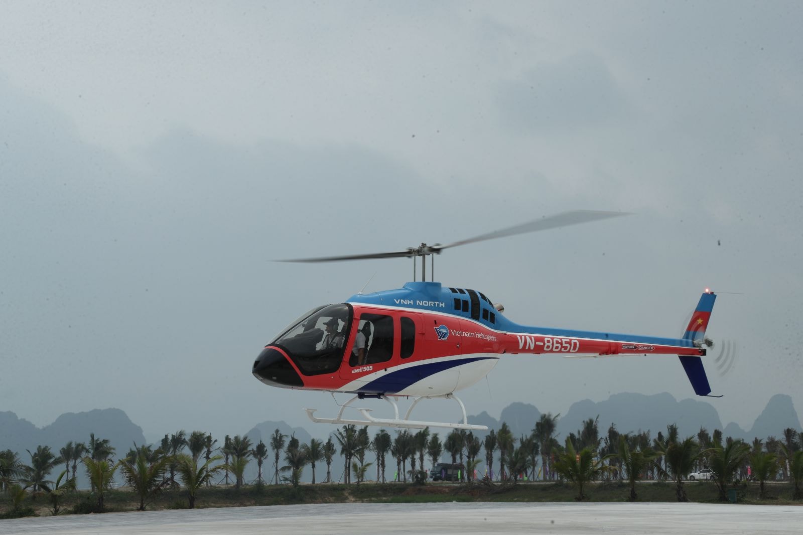 Bay du lịch tại Tuần châu Hạ Long bằng máy bay Bell 505