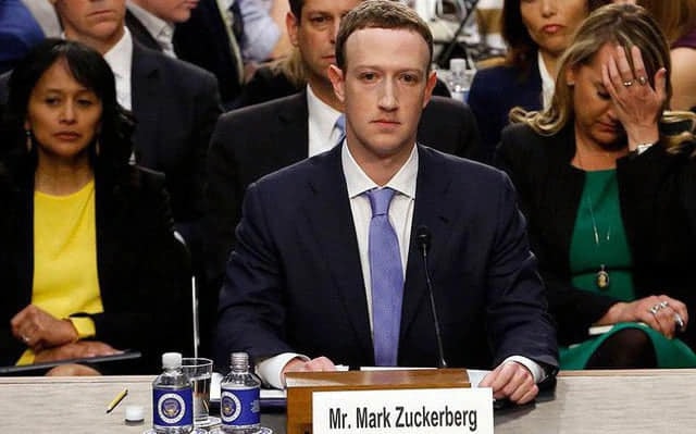 Mark Zuckerberg tại phiên điều trần trước Quốc hội Mỹ năm ngoái 