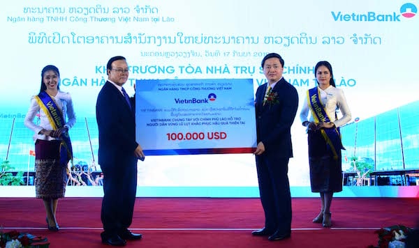 Chủ tịch HĐQT VietinBank Lê Đức Thọ trao tặng Chính phủ Lào số tiền 100.000 USD hỗ trợ người dân các tỉnh miền Trung và Nam Lào khắc phục hậu quả ngập lụt