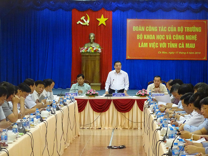 Bộ trưởng Bộ Khoa học và Công nghệ Chu Ngọc Anh (đứng) phát biểu tại buổi làm việc.