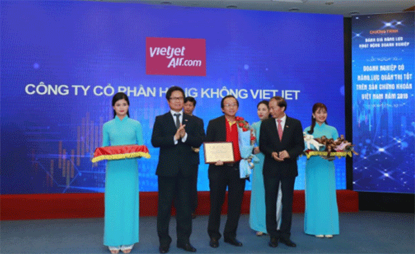 Đại diện hãng hàng không Vietjet nhận giải thưởng. Ảnh: VJA