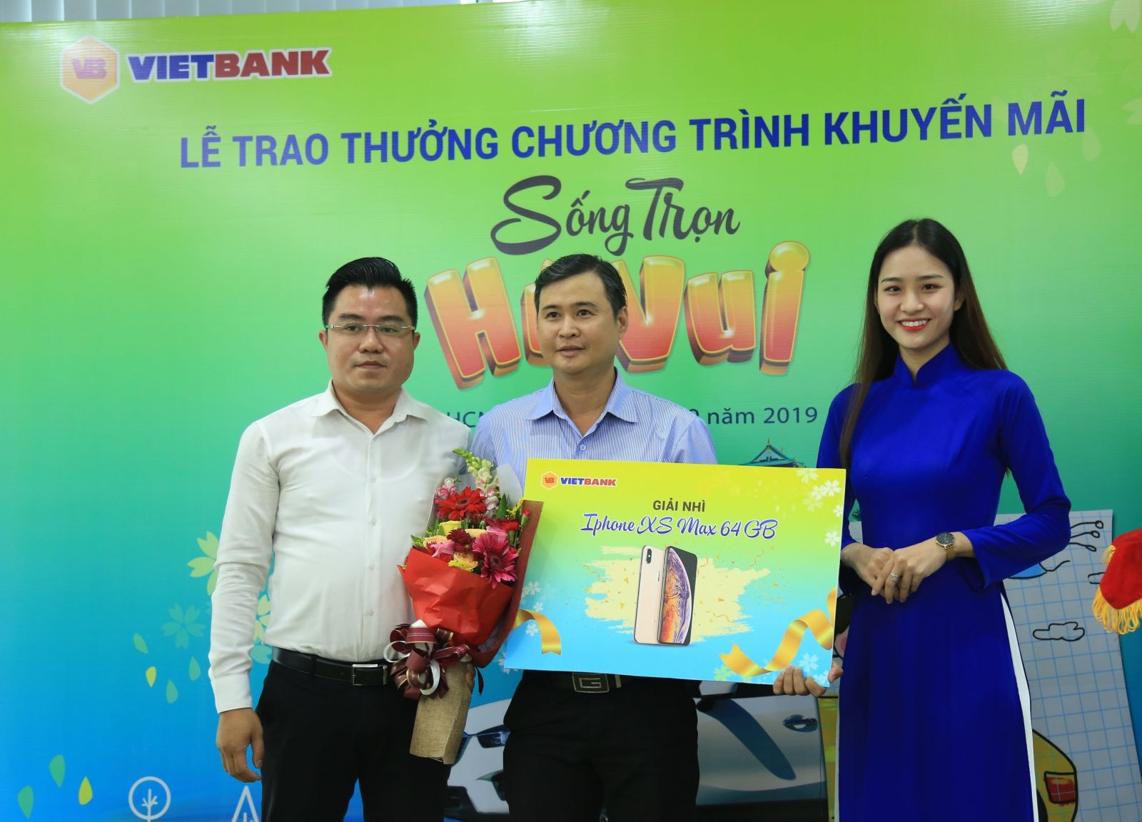 Ông Lê Đình Chiến Đấu GĐ Vietbank – PGD Đinh Tiên Hoàng trao giải cho khách hàng trúng giải Nhì của Chương trình “Sống trọn hè vui”.