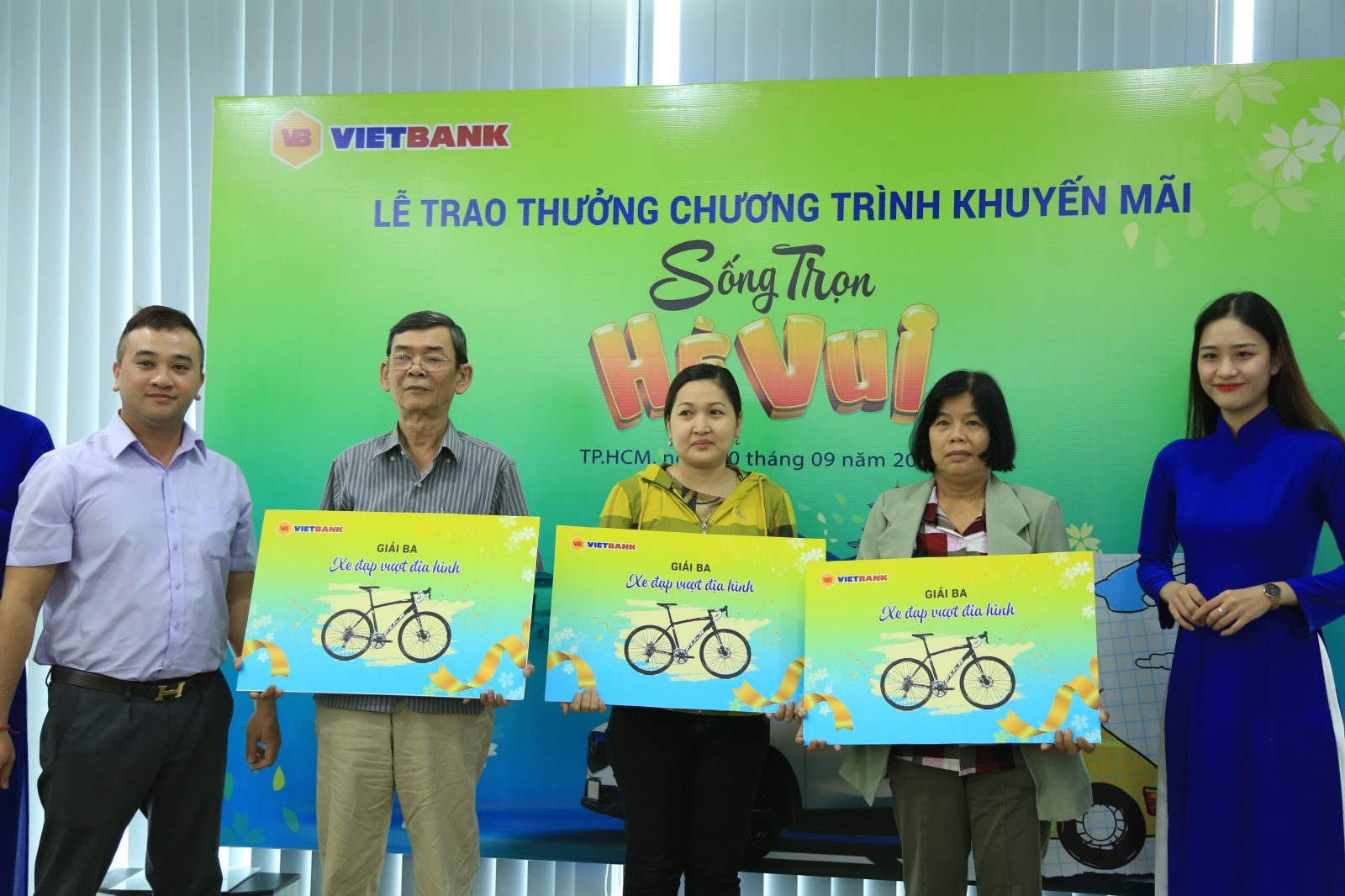 Ông Nguyễn Nguyên Hoàng – GĐ TT Marketing Vietbank trao cho các khách hàng trúng giải Ba của chương trình “Sống trọn hè vui”