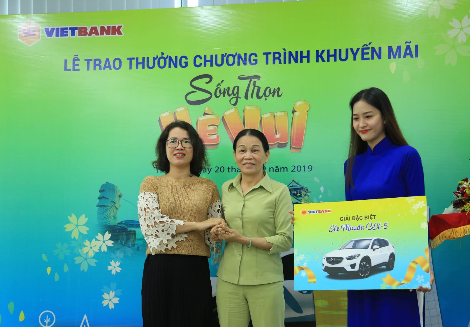 Bà Bùi Thị Kiều Oanh – Phó GĐ Khối KHCN Vietbank trao giải Đặc biệt cho khách hàng Phạm Thị Xử.