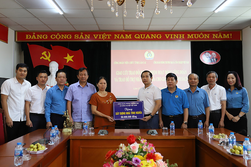 Chủ tịch Công đoàn VCCI Nguyễn Anh Đức cùng Công đoàn viên chức Lào Cai trao hỗ trợ nhà tình nghĩa cho gia đình chính sách tại tỉnh Lào Cai.